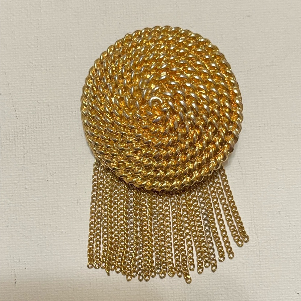 Elegant Gold Chain Fringe Brooch - Picture 4 of 10